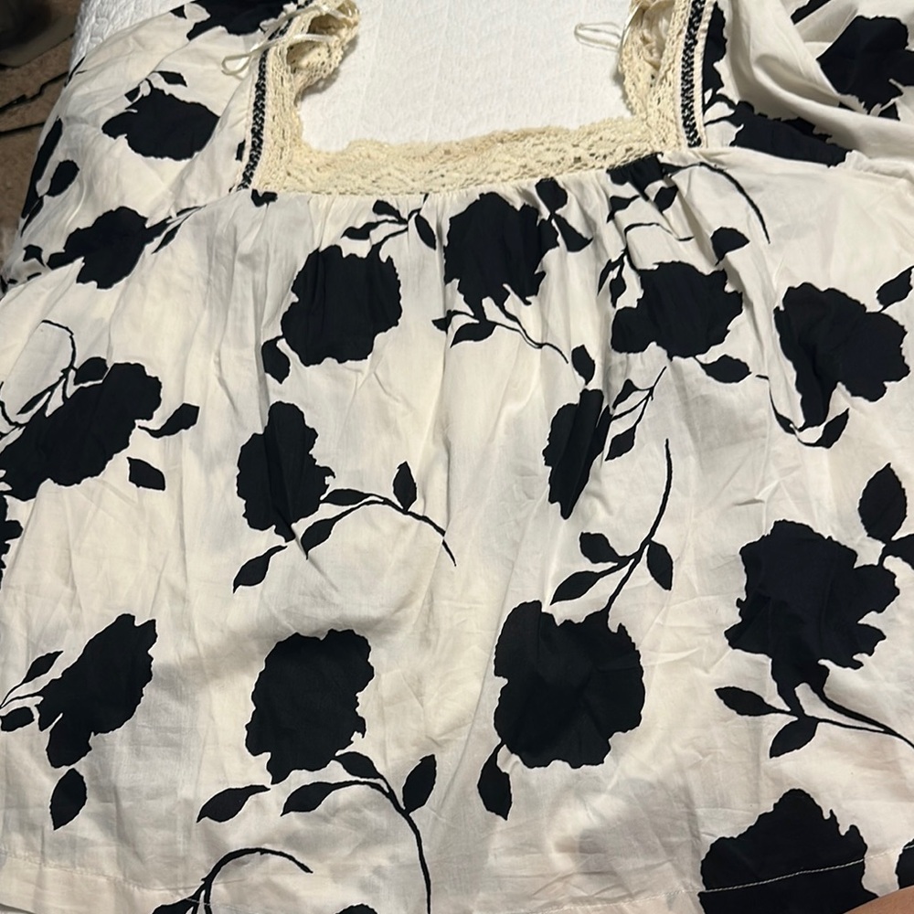 NWT Maurices Black and White Floral Top. Size 1X.